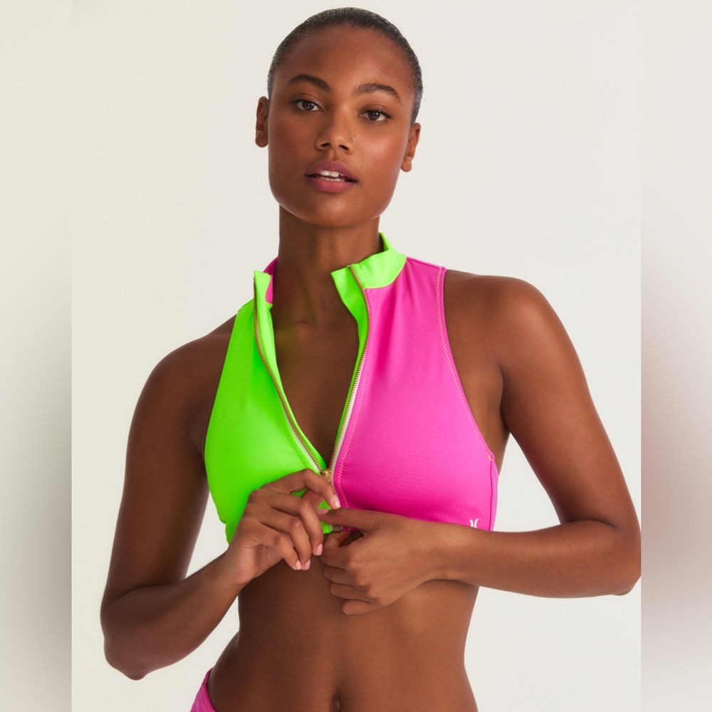 LOVESHACKFANCY X
HURLEY 🌸- MAX SOLID
BLOCKED HIGH NECK BIKINI
TOP